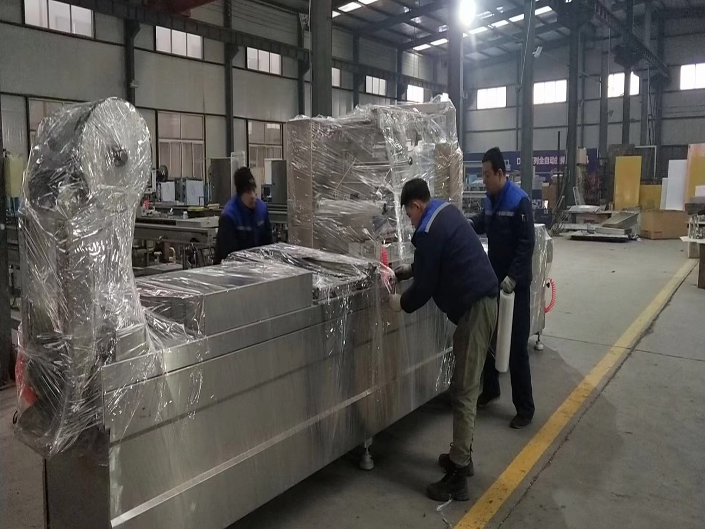 拉伸膜真空包装机打包现场